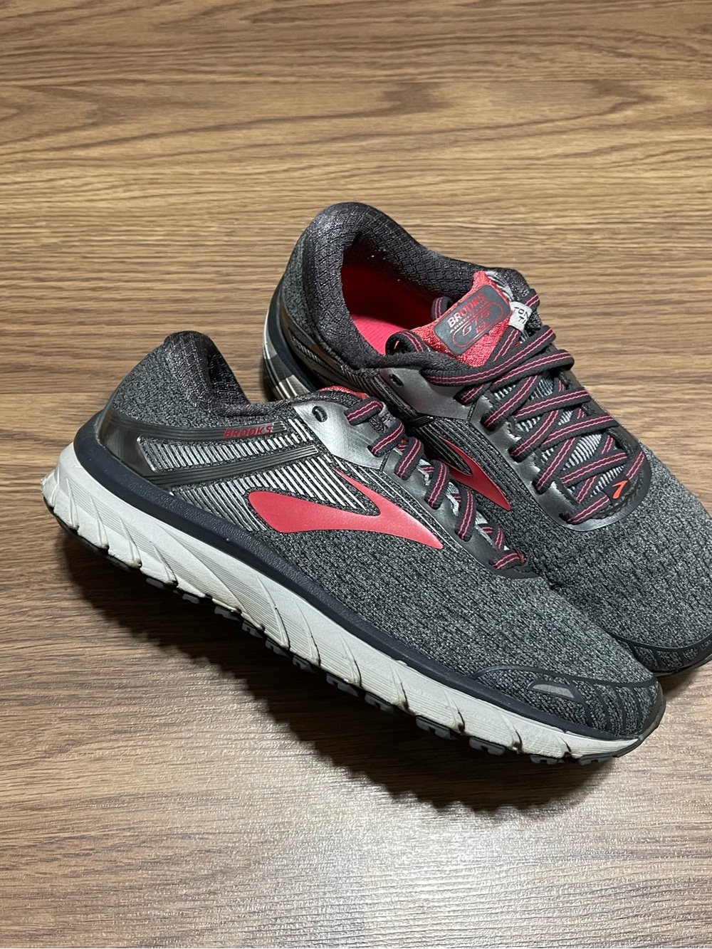 Brooks Adrenaline GTS 18 Running Shoes 1202681B079 Women’s Size 6 B Gray Pink